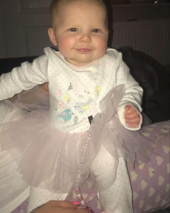 Nuốt viên pin cúc áo, bé gái 2 tuổi thủng động mạch chủ, chết thương tâm插图1 Harper-Lee ra đi để lại nỗi đau khôn nguôi cho mẹ và hai chị gái.