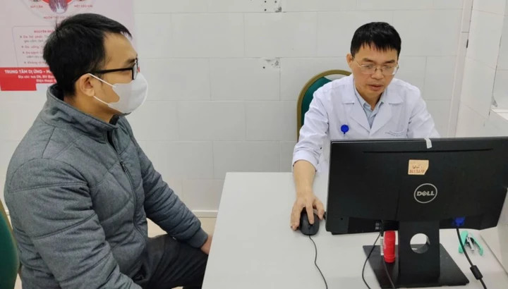 Trời chuyển rét, người bị hen nhớ 5 nguyên tắc để không ‘vật vã’ khó thở插图 TS.BS Nguyễn Hữu Trường, Phó Giám đốc Trung tâm Dị ứng - Miễn dịch lâm sàng, Bệnh viện Bạch Mai tư vấn cho bệnh nhân.