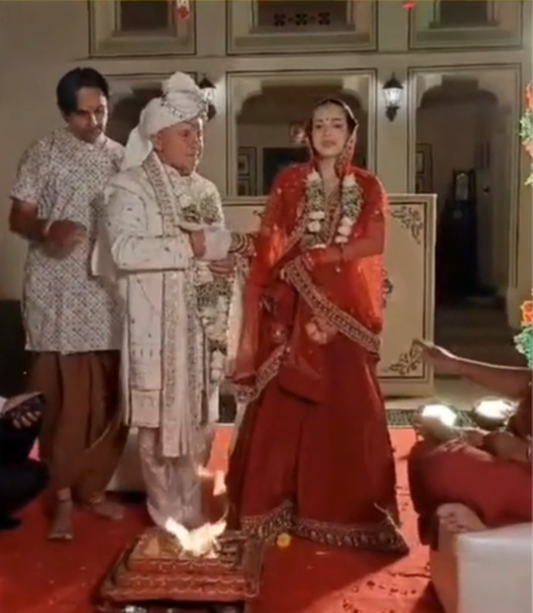 Con gái 27 tuổi lấy chồng U80 tuổi, bố mẹ