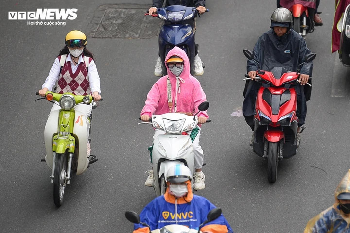 Hiệu trưởng được quyền quyết định cho học sinh nghỉ học căn cứ bản tin thời tiết插图 Sở GD&ĐT Hà Nội cho phép hiệu trưởng chủ động cho học sinh nghỉ học trực tiếp hoặc chuyển sang học online nếu rét đậm, rét hại căn cứ dự báo thời tiết. (Ảnh minh hoạ: Viiên Minh)