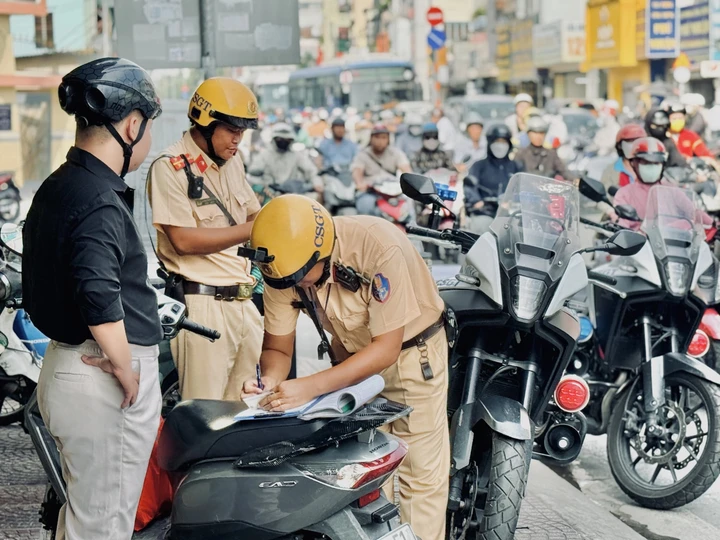Đỗ xe máy trên vỉa hè trái phép bị phạt từ 400.000 - 600.000 đồng