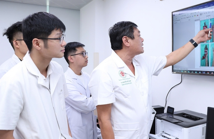 TS.BS Nguyễn Việt Nam - Viện trưởng Viện Chấn thương Chỉnh hình hội chẩn, đánh giá ca bệnh. (Ảnh: BVCC)