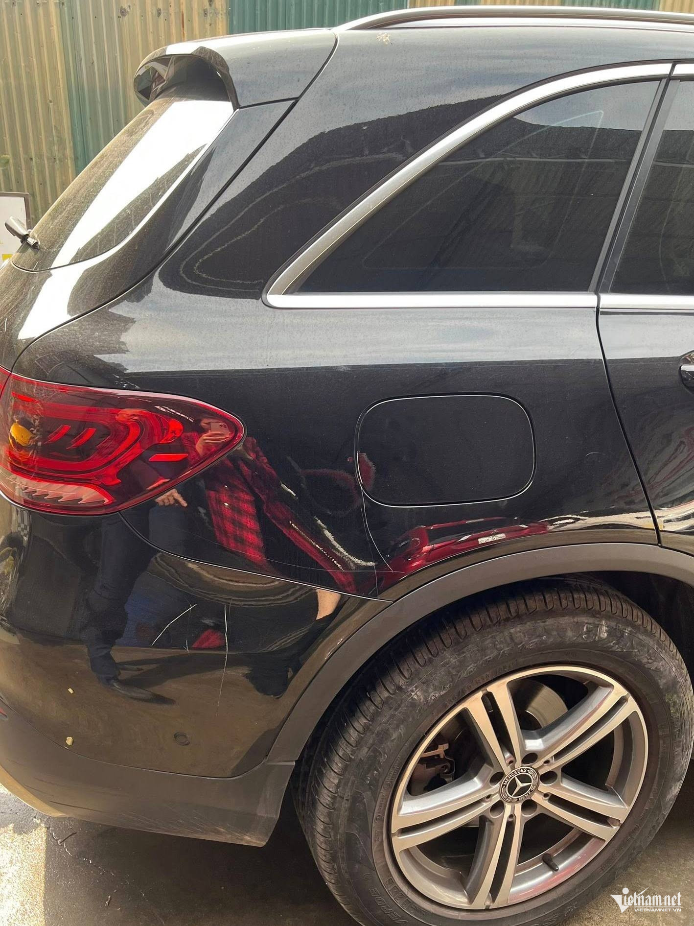 Vụ cào xước xe Mercedes GLC 200 đỗ trước cửa: Bực một phút, &amp;apos;bóc lịch&amp;apos; như chơi插图1