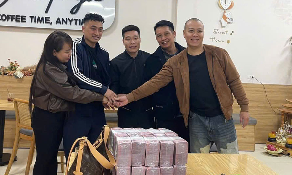 Anh Huấn (giữa) cùng hai anh Tuất và Cường (bên phải) trao trả tiền cho vợ chồng người đánh rơi..jpg