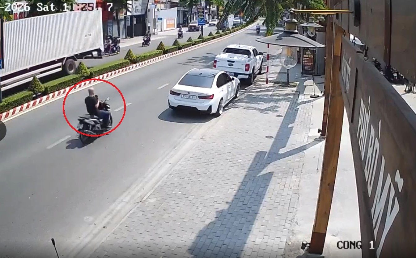 Clip: Người đàn ông chạy xe máy đập gương chiếu hậu ô tô trên phố插图 xe.jpg