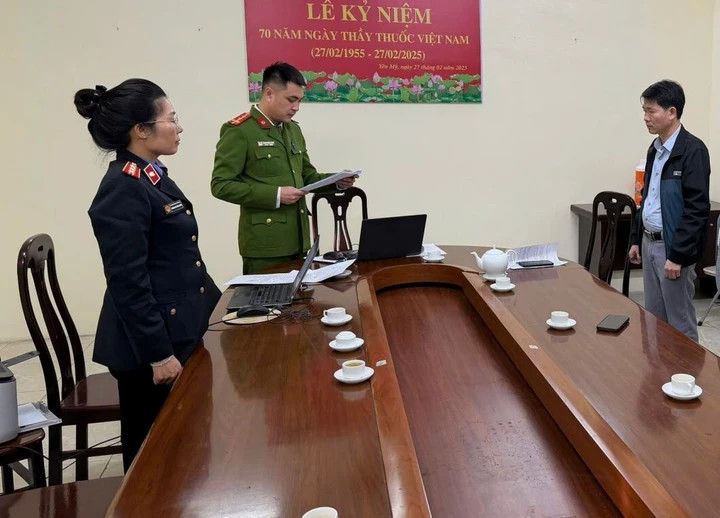 Công an tống đạt quyết định.