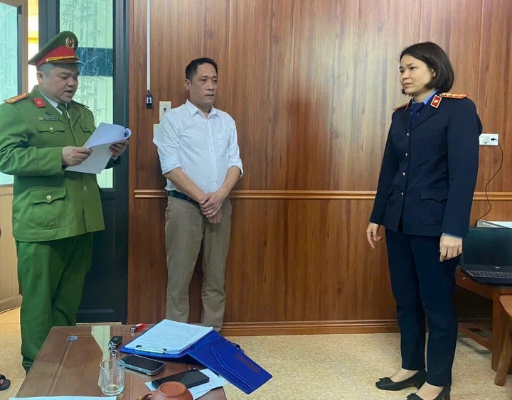 Cơ quan CSĐT tống đạt các quyết định tố tụng đối với bị can.