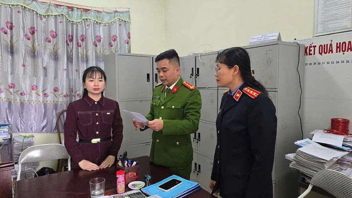 Cơ quan điều tra tống đạt quyết định.