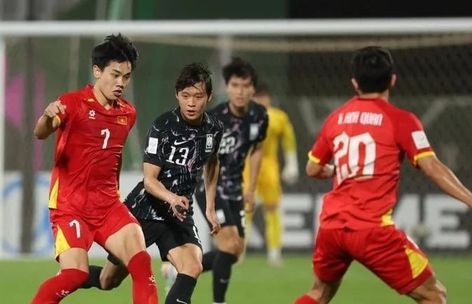 Nóng: Hình ảnh U23 Việt Nam ra sân bay về nước, Hiểu Minh ngồi xe lăn cười hạnh phúc插图3