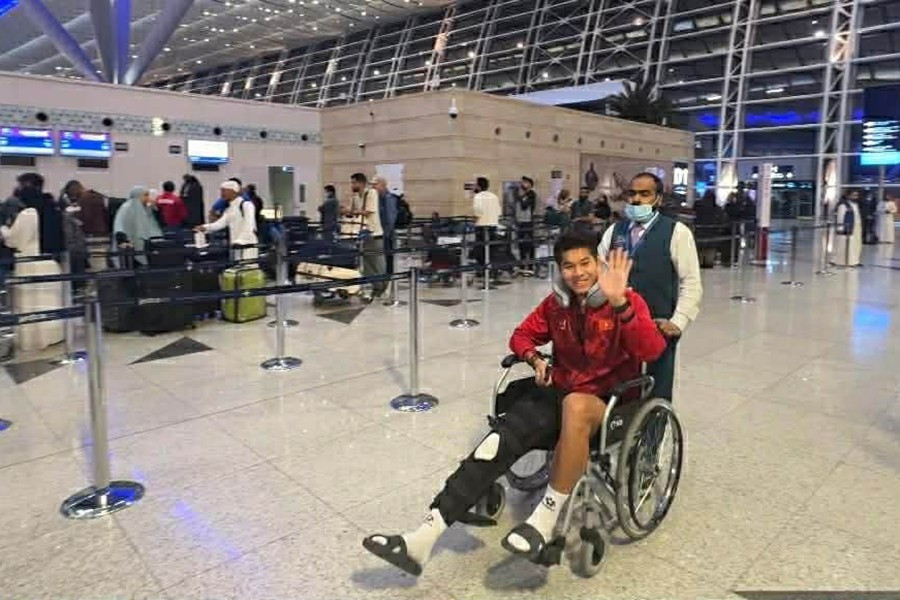 Khoảnh khắc HLV Kim Sang Sik đẩy xe lăn cho Hiểu Minh gây xúc động插图2