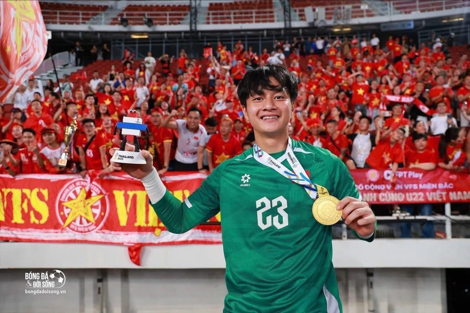 Phong cách đời thường giản dị nhưng sáng bừng của thủ môn Cao Văn Bình - Ảnh 2.