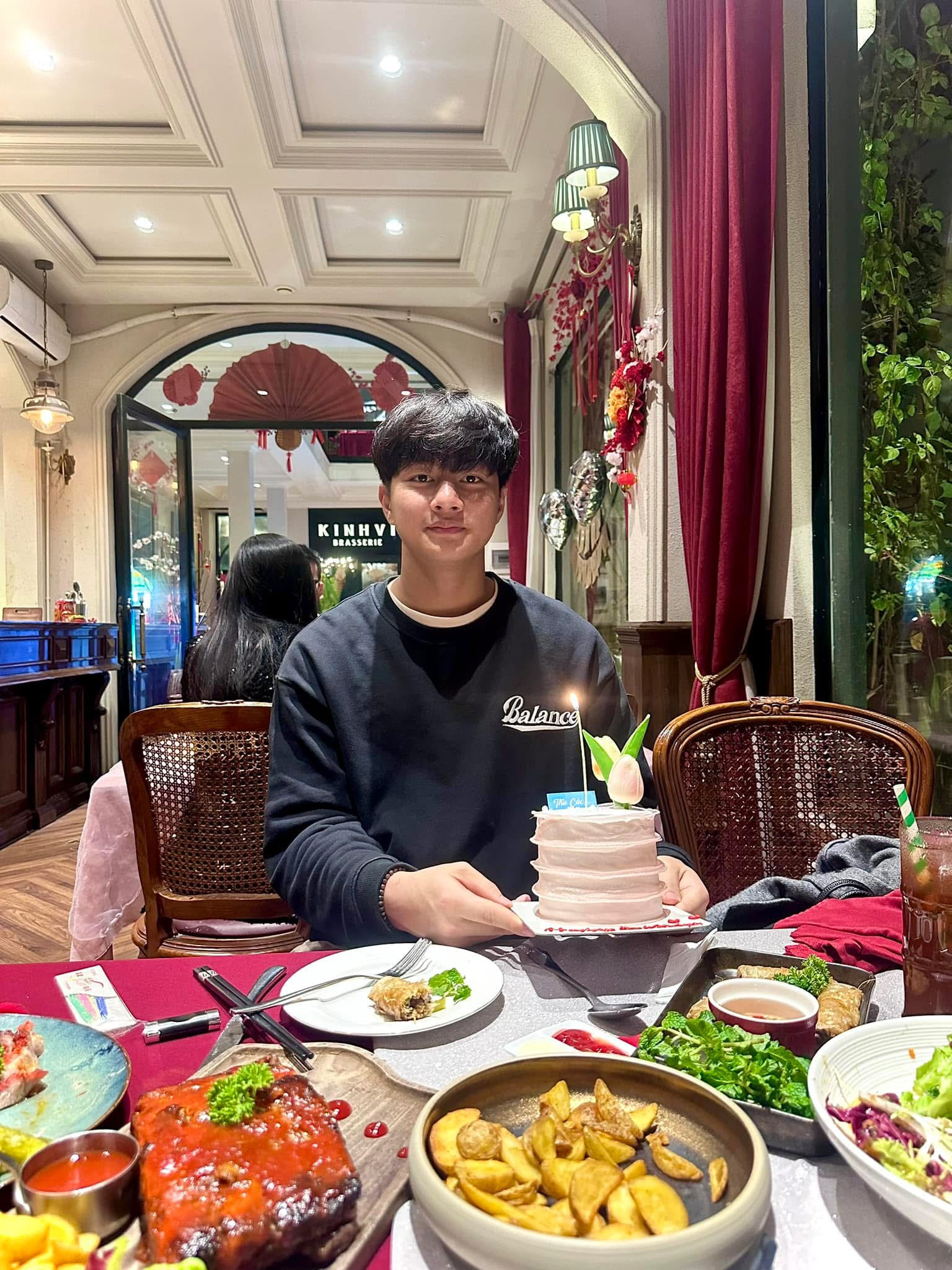 Phong cách đời thường giản dị nhưng sáng bừng của thủ môn Cao Văn Bình  - Ảnh 8.