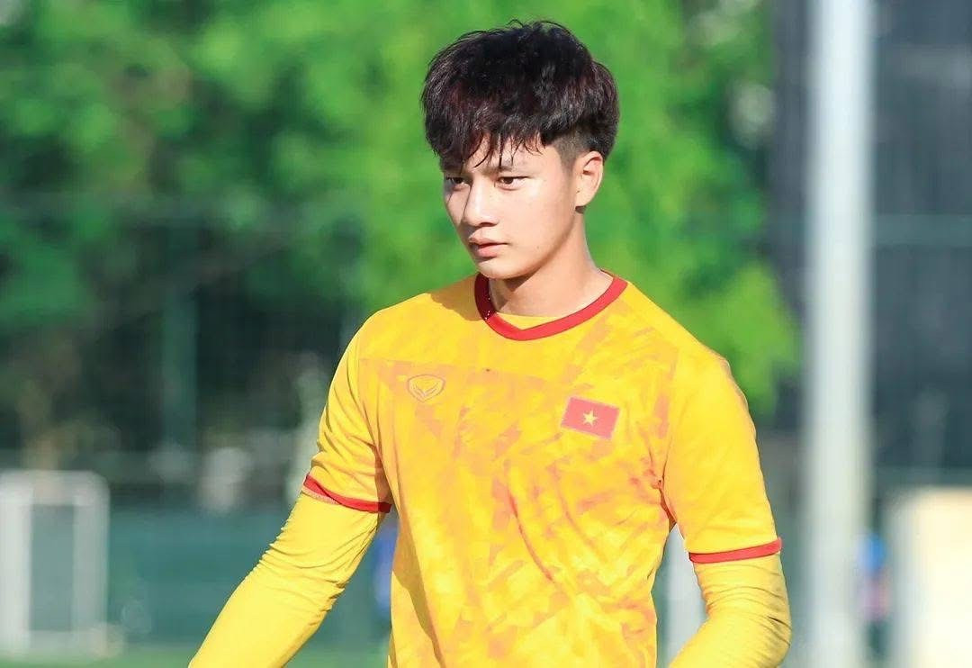 Phong cách đời thường giản dị nhưng sáng bừng của thủ môn Cao Văn Bình - Ảnh 4.