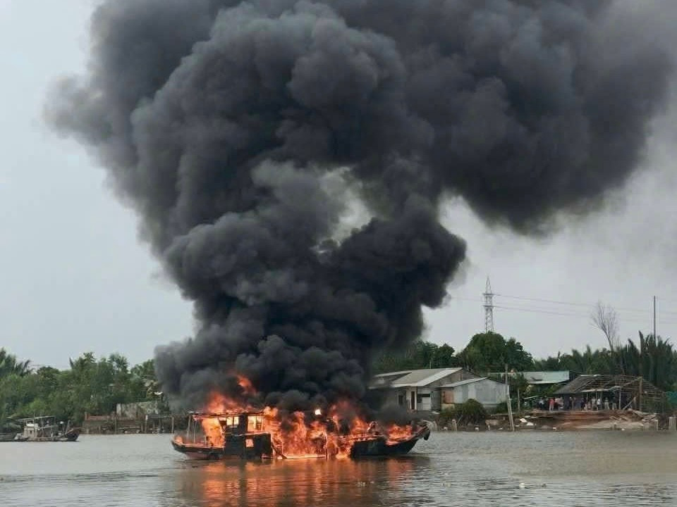 Cháy ghe trên sông Cần Giuộc插图 img-5633.jpg