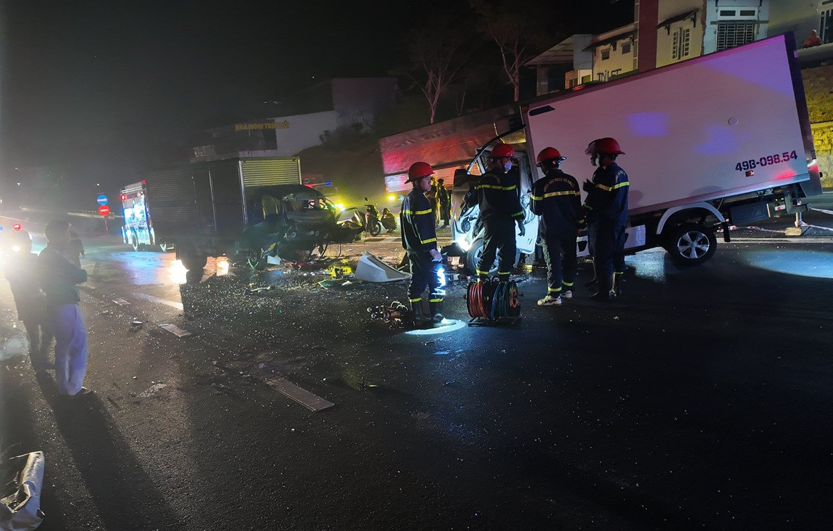 Hai xe tải tông trực diện trên quốc lộ lúc rạng sáng, 2 người tử vong.jpg