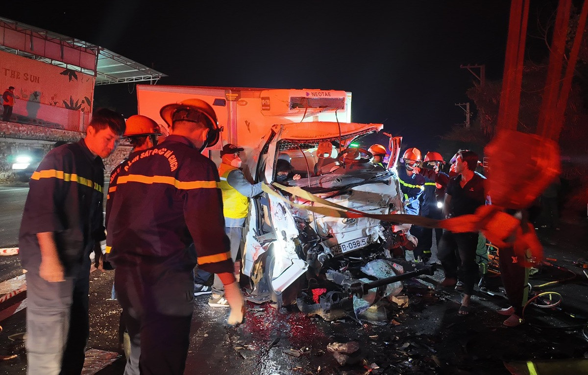 Hai xe tải tông trực diện trên quốc lộ lúc rạng sáng, 2 người tử vong..jpg