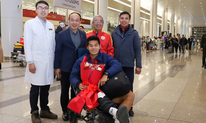 Hiểu Minh ngồi xe lăn xuống sân bay, được bác sĩ đón về thẳng bệnh viện. (Ảnh: VFF)