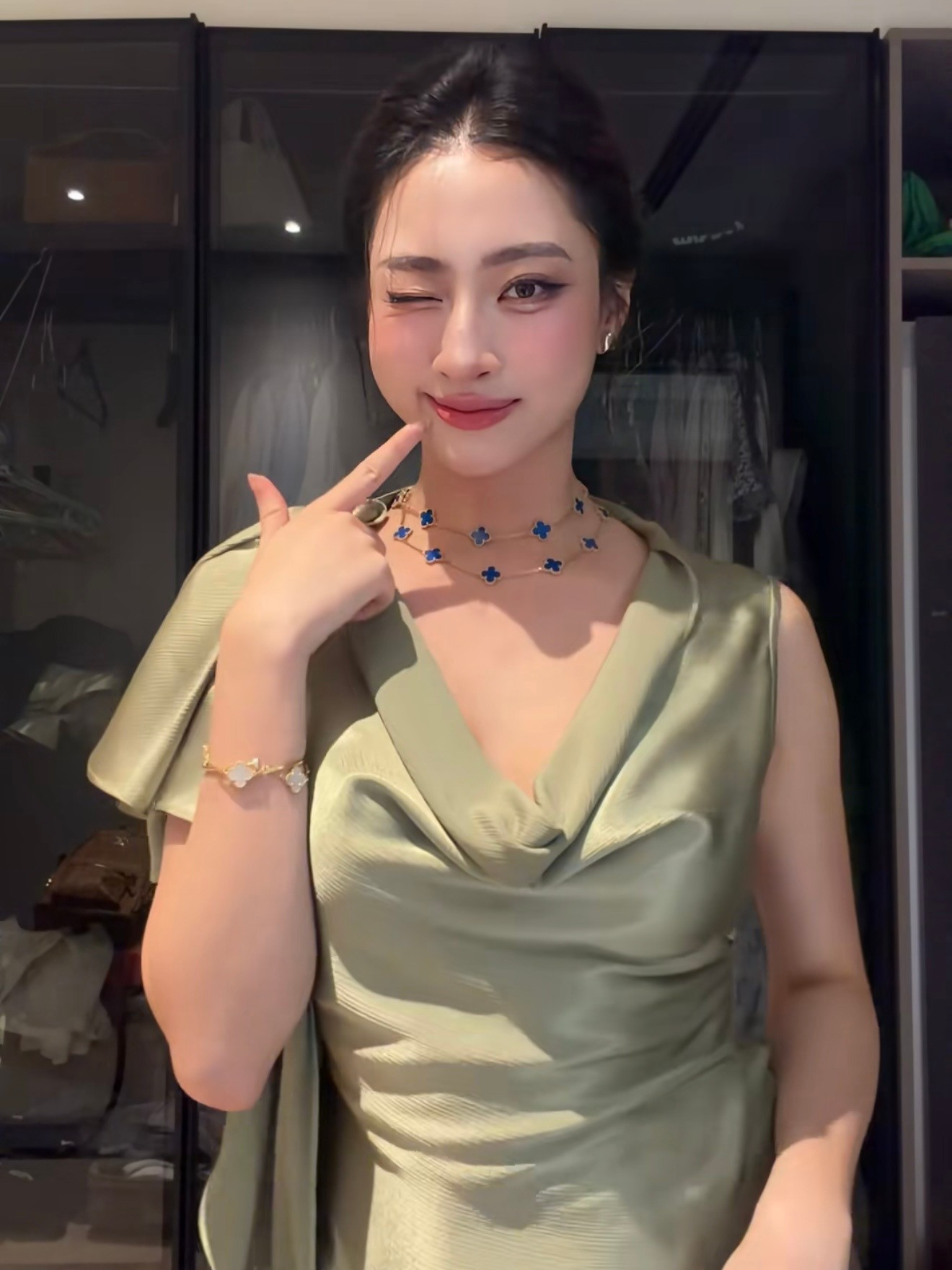 Hoa hậu Lương Thùy Linh bị trừ điểm vì bộ váy ren dự đám cưới Á hậu Phương Nhi插图6 luong-thuy-linh-12.jpg