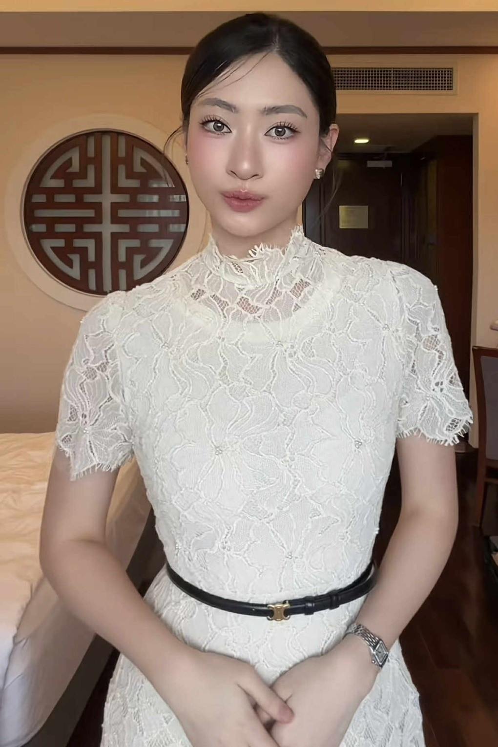 Hoa hậu Lương Thùy Linh bị trừ điểm vì bộ váy ren dự đám cưới Á hậu Phương Nhi插图1 luong-thuy-linh-7.jpg