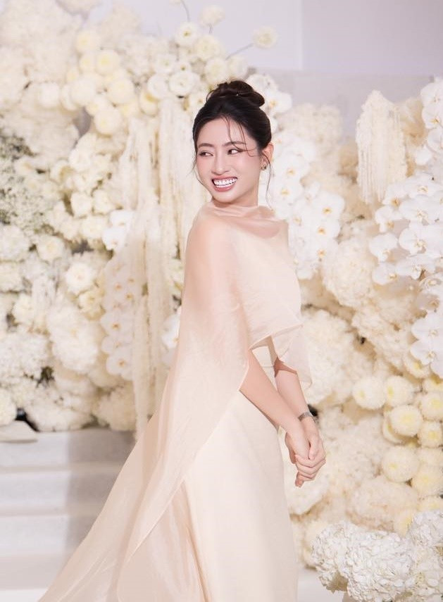 Hoa hậu Lương Thùy Linh bị trừ điểm vì bộ váy ren dự đám cưới Á hậu Phương Nhi插图8 luong-thuy-linh-12.jpg