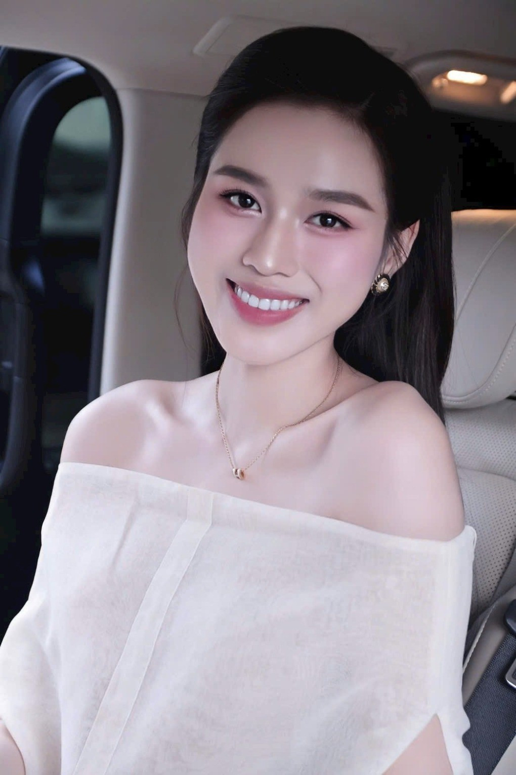 Hoa hậu Lương Thùy Linh bị trừ điểm vì bộ váy ren dự đám cưới Á hậu Phương Nhi插图 luong-thuy-linh-5.jpg