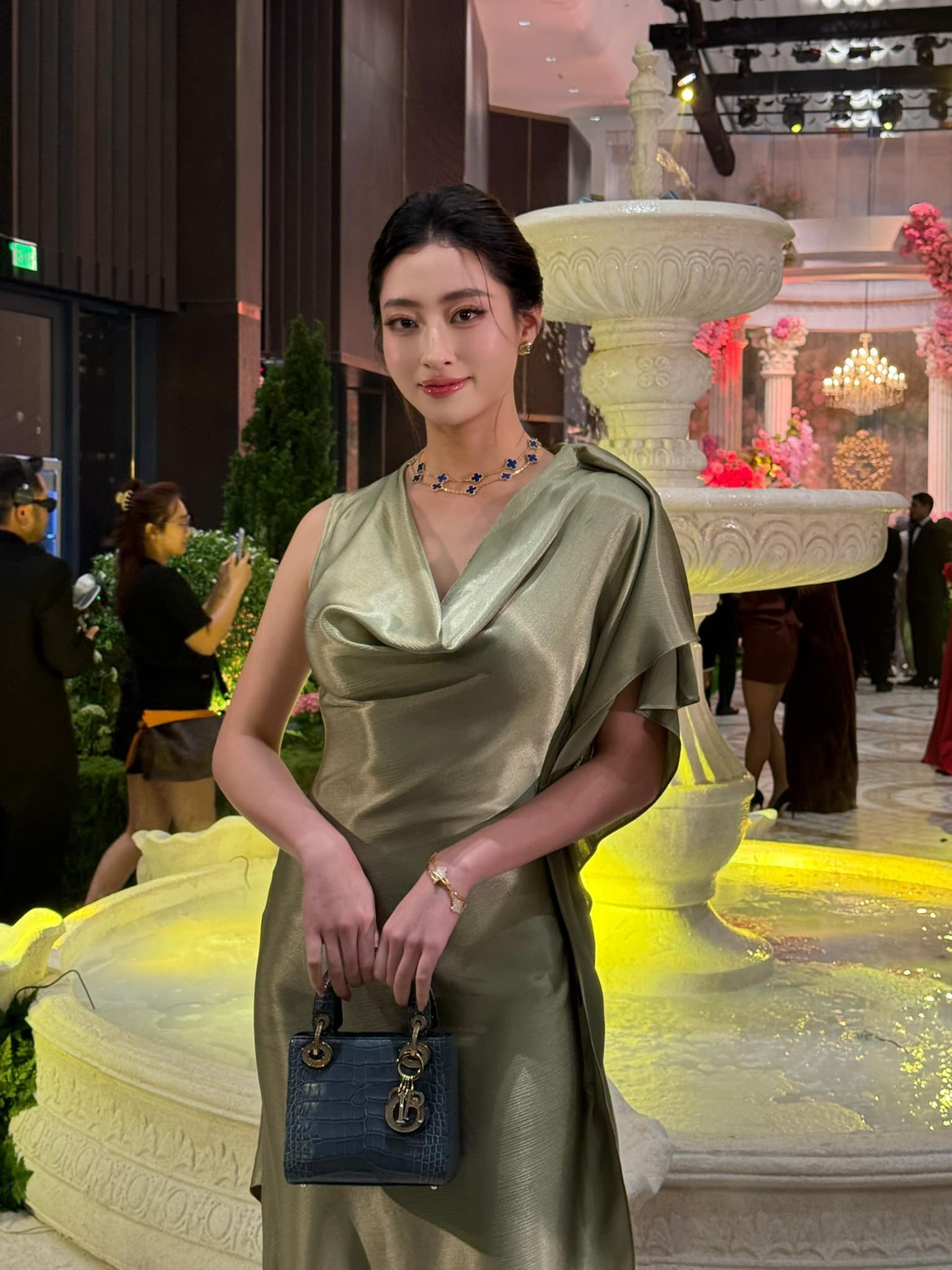 Hoa hậu Lương Thùy Linh bị trừ điểm vì bộ váy ren dự đám cưới Á hậu Phương Nhi插图5 luong-thuy-linh-8.jpg