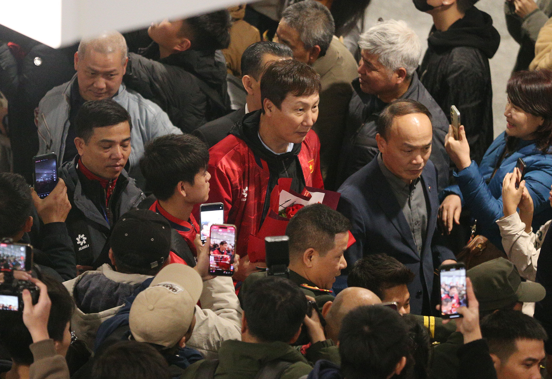 Khoảnh khắc HLV Kim Sang Sik đẩy xe lăn cho Hiểu Minh gây xúc động插图1 u23 viet nam ve nuoc 4.JPG