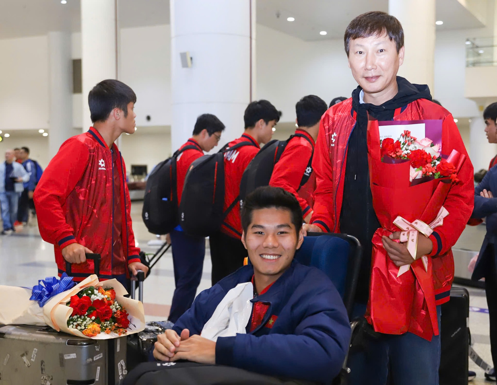 Khoảnh khắc HLV Kim Sang Sik đẩy xe lăn cho Hiểu Minh gây xúc động插图 hlv kim sang sik.jpg