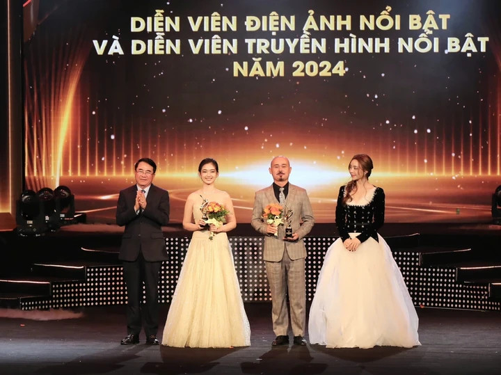 Anh được vinh danh Nam diễn viên truyền hình nổi bật năm 2024 với vai Quân ''già''.