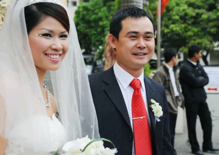 NSƯT Vĩnh Xương kết hôn muộn với bà xã Minh Nguyệt kém anh 8 tuổi.