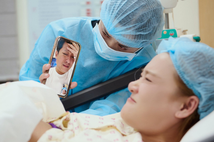 Nhã Phương một mình