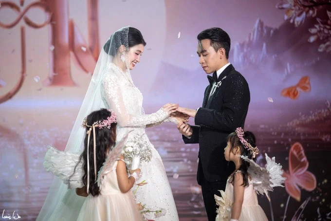 Á hậu Phương Nhi và doanh nhân Minh Hoàng trao nhẫn cưới.