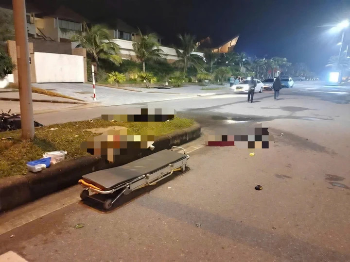 Hiện trường nơi phát hiện 3 người tử vong trên đường, 1 người khác bị thương và nhiều vật dụng nghi có liên quan như dao, bình xịt hơi cay, xe máy. (Ảnh: CTV)