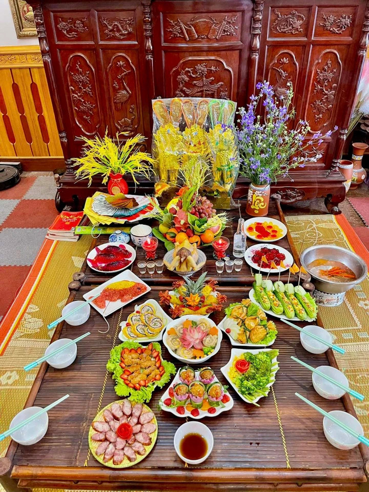 Mâm lễ cúng ông Công ông Táo đầy đủ, đẹp mắt. (Ảnh: Hương Giang)