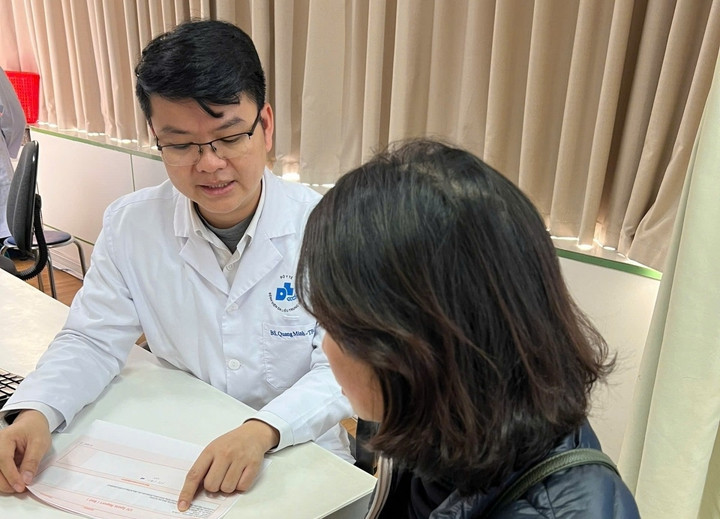 Bác sĩ thăm khám, tư vấn cho bệnh nhân tại Bệnh viện Da liễu Trung ương.