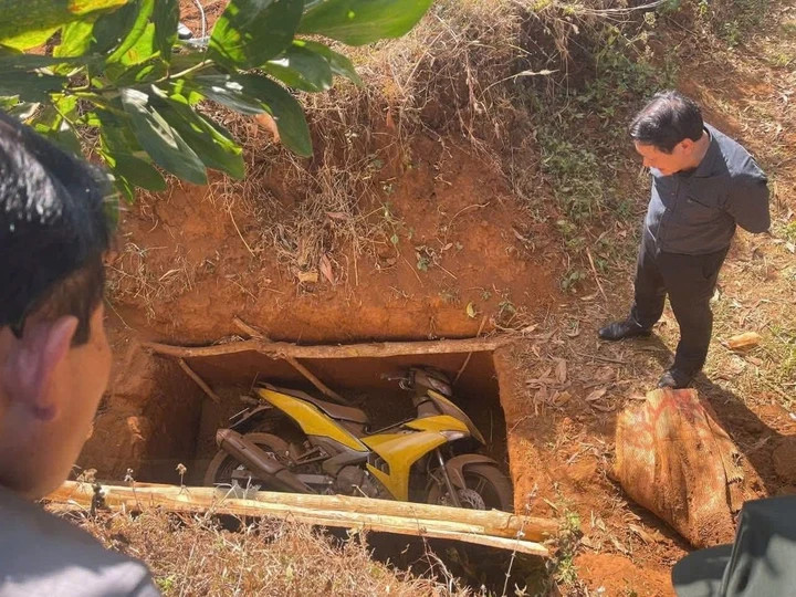 Chiếc xe máy nghi của hung thủ cướp ngân hàng được vùi lấp tại một bãi đất trống
