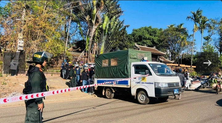 Lực lượng công an đang tiến hành khám xét một số nơi trên đường Nguyễn Viết Xuân, phường Hội Phú - nghi liên quan đến vụ cướp ngân hàng