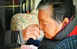 Bà Trâm xin nghỉ sau 20 năm làm giúp việc, chủ nhà nhất quyết ngăn cản rồi làm một việc khiến bà sốc ngang - Ảnh 1.