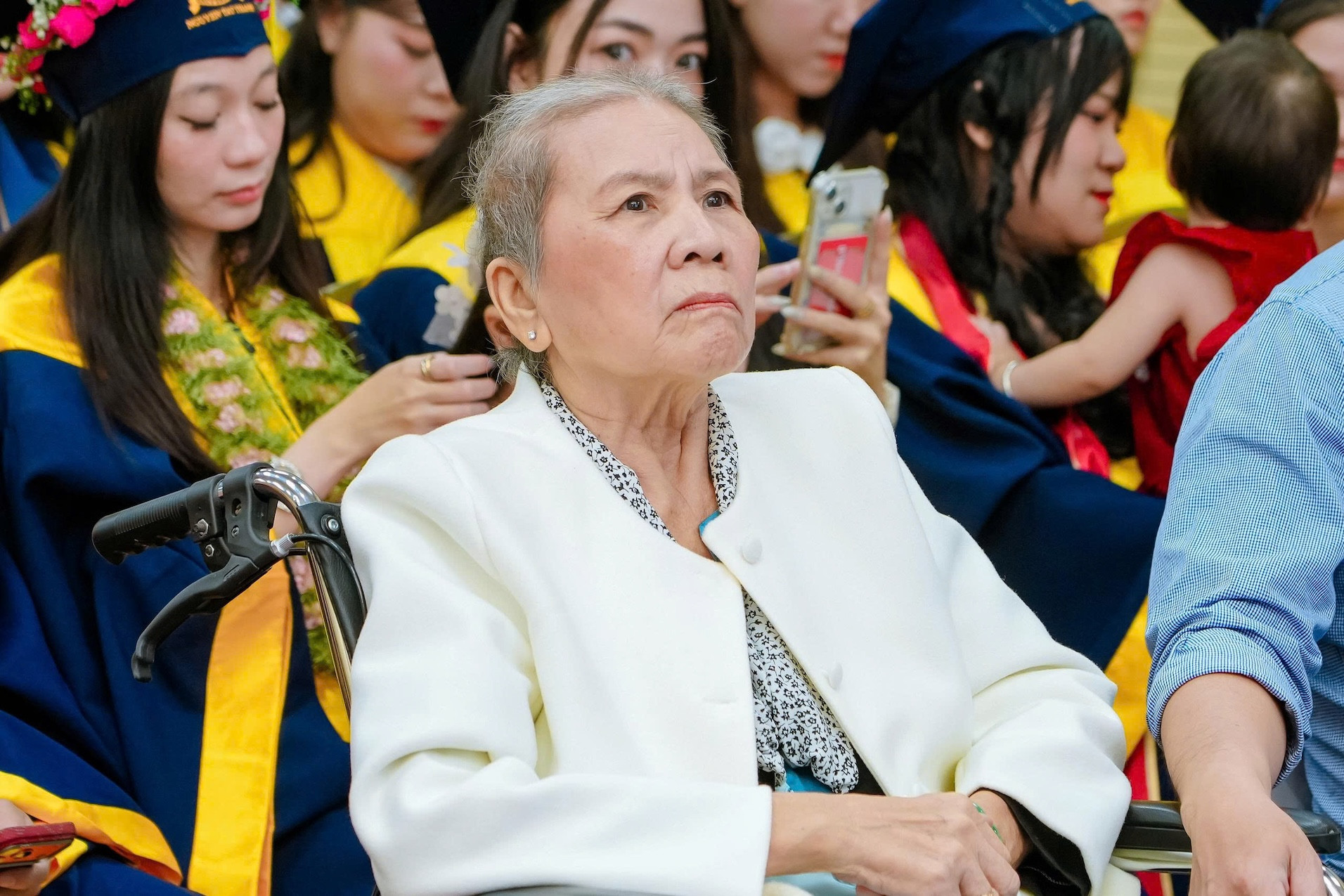 Sinh viên cõng mẹ