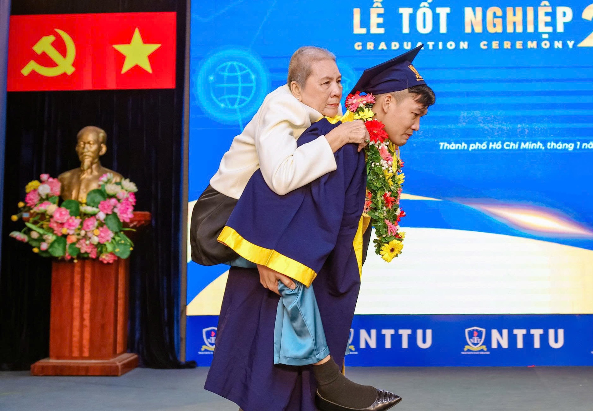 Cha mất trước ngày bảo vệ luận văn, nam sinh cõng mẹ nhận bằng tốt nghiệp插图 Sinh viên cõng mẹ