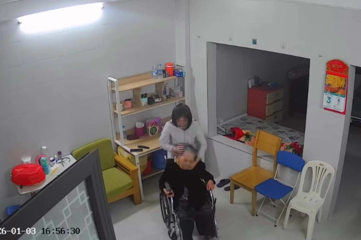 Hình ảnh nữ giúp việc bạo hành cụ bà ngồi trên xe lăn.
