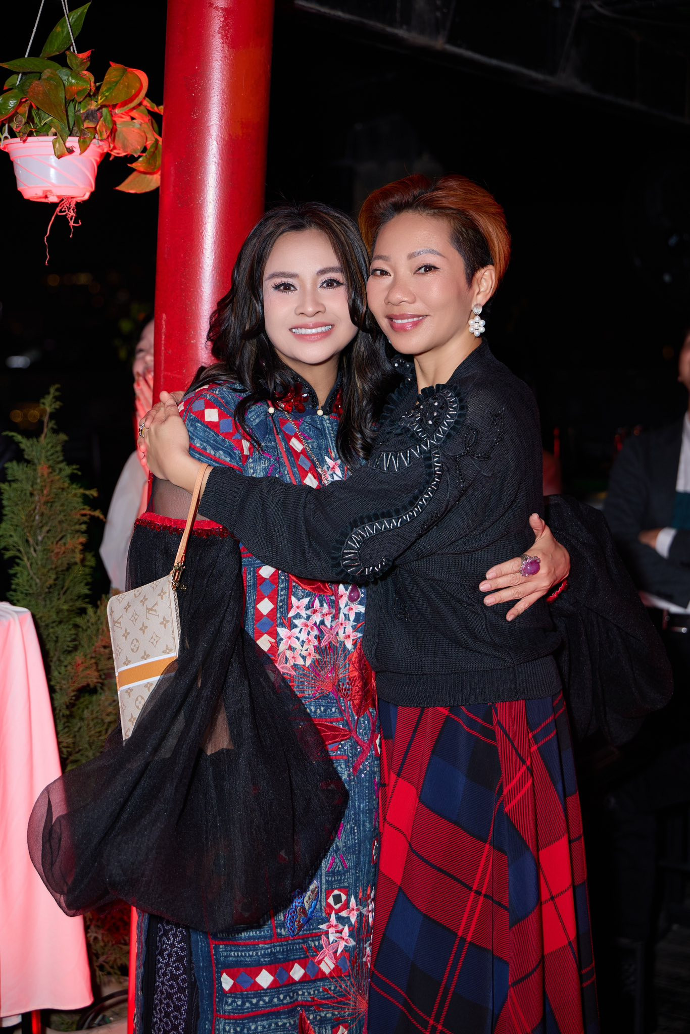 Mẹ ruột và em dâu Thanh Lam tỏa sáng trong bữa tiệc tất niên ấm cúng - Ảnh 8.