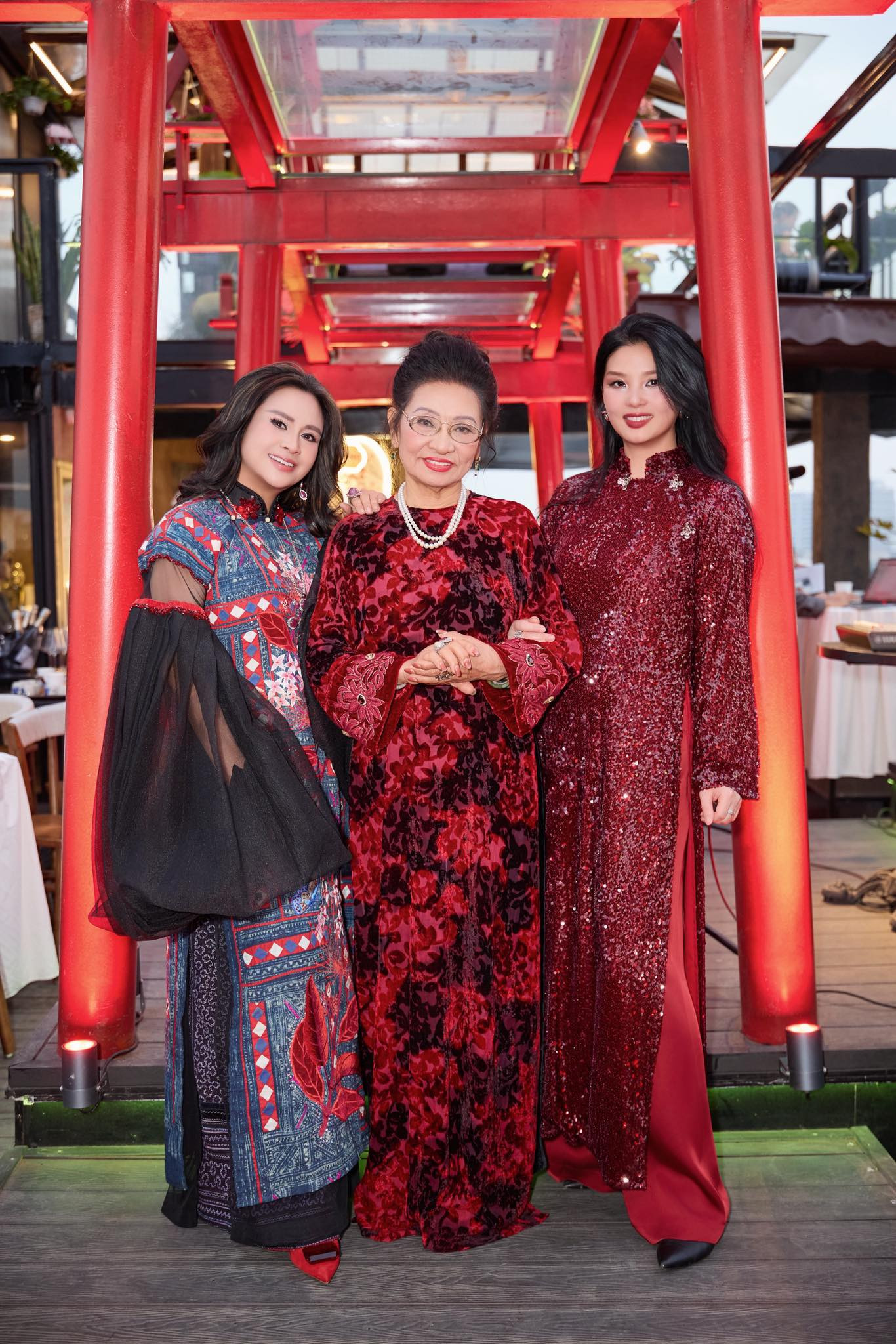 Mẹ ruột và em dâu Thanh Lam tỏa sáng trong bữa tiệc tất niên ấm cúng - Ảnh 3.