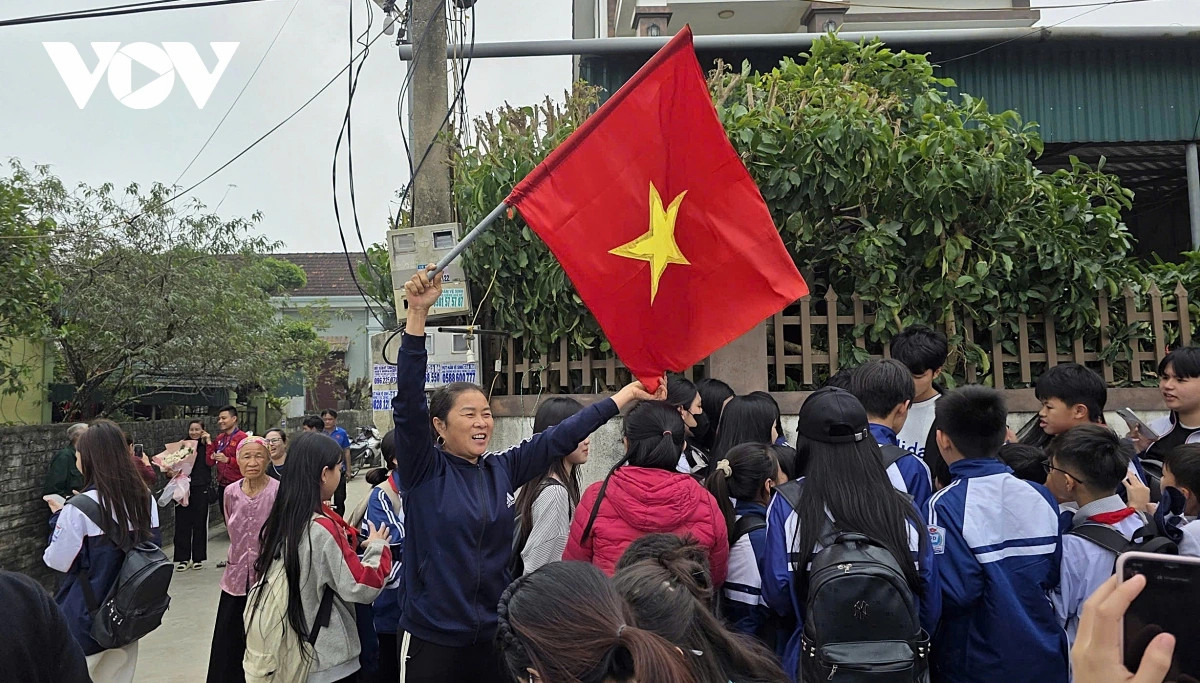 nguoi ham mo que nha nong nhiet chao don su tro ve cua thu thanh cao van binh hinh anh 7