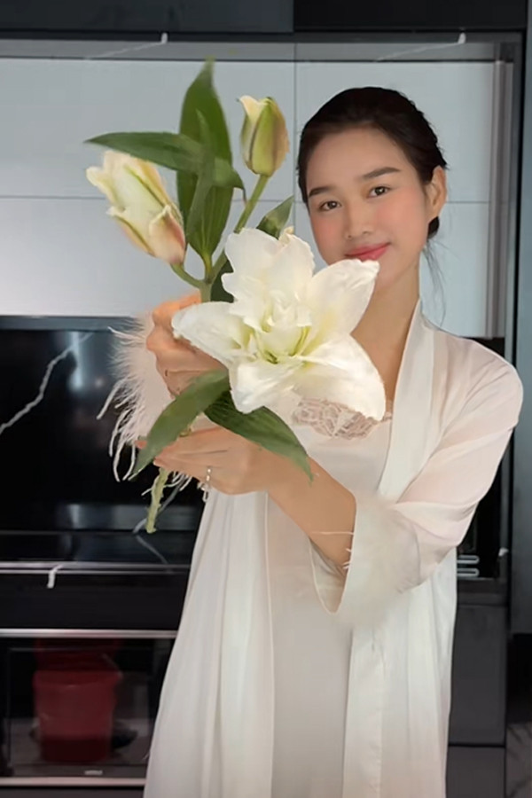 Nhan sắc tròn đầy của Đỗ Thị Hà sau khi lấy chồng thiếu gia quê Quảng Trị - Ảnh 8.