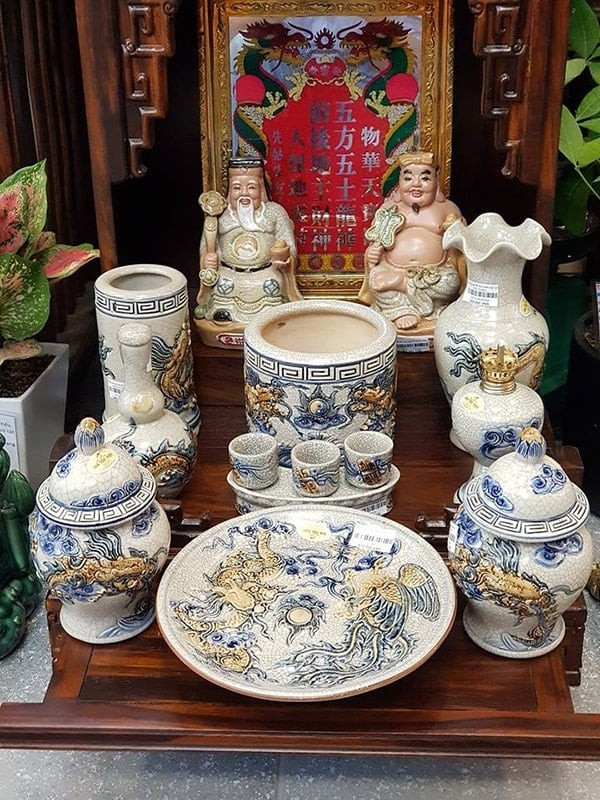 Những kiêng kỵ khi lau dọn bàn thờ Thần tài cuối năm cần biết - Ảnh 2.