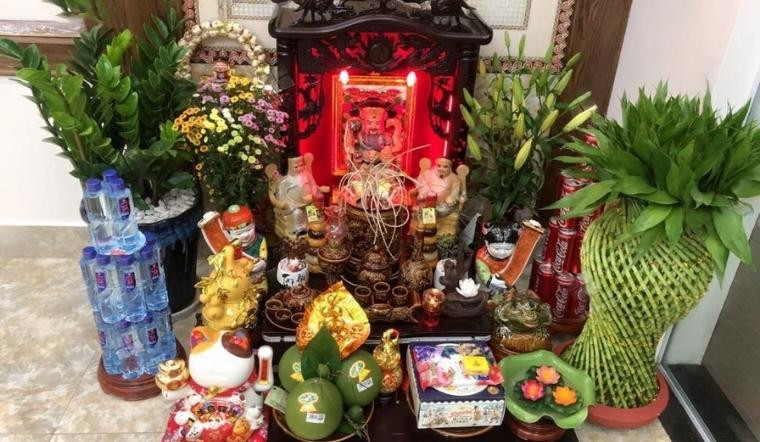 Những kiêng kỵ khi lau dọn bàn thờ Thần tài cuối năm cần biết - Ảnh 3.