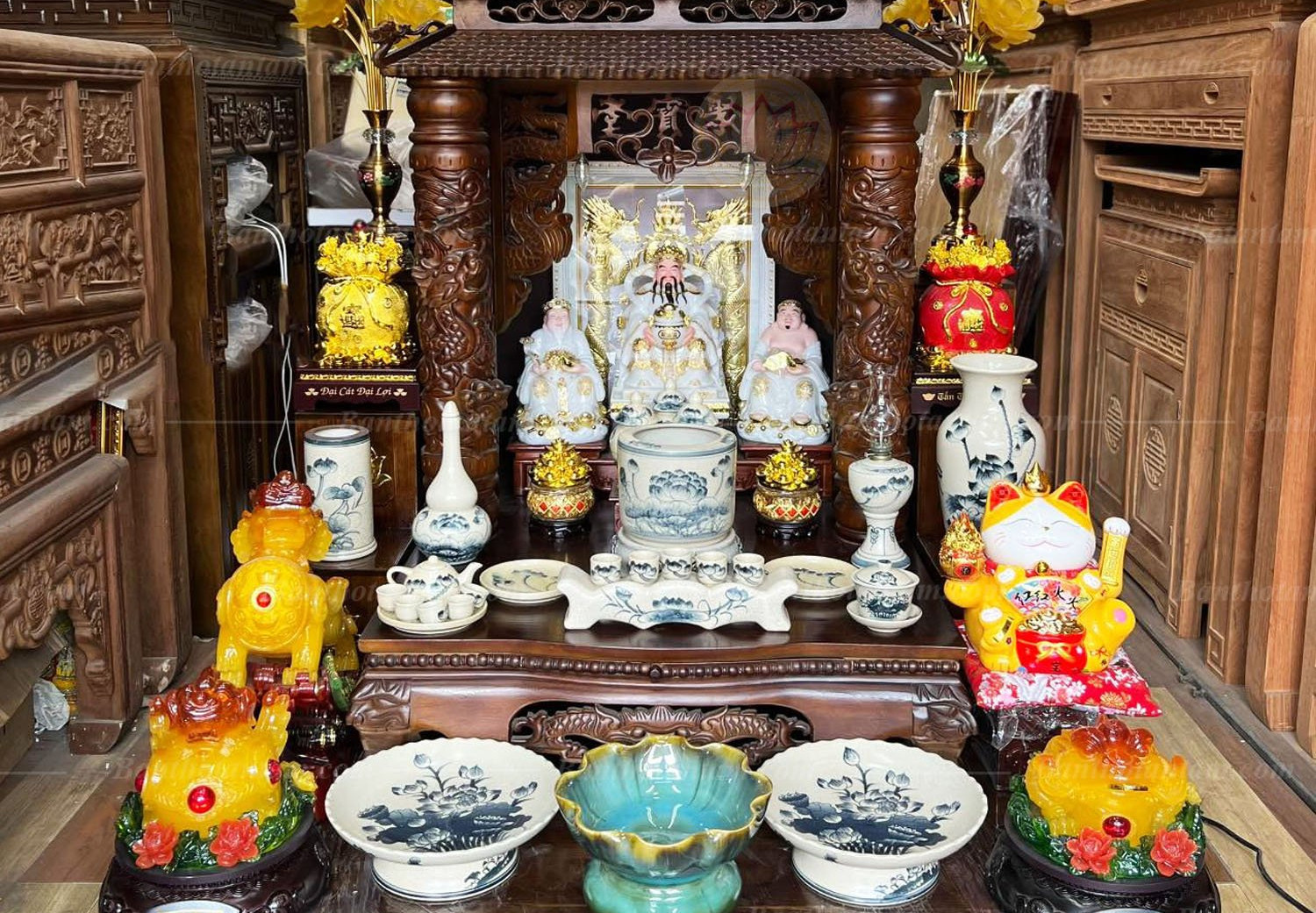 Những kiêng kỵ khi lau dọn bàn thờ Thần tài cuối năm cần biết - Ảnh 1.