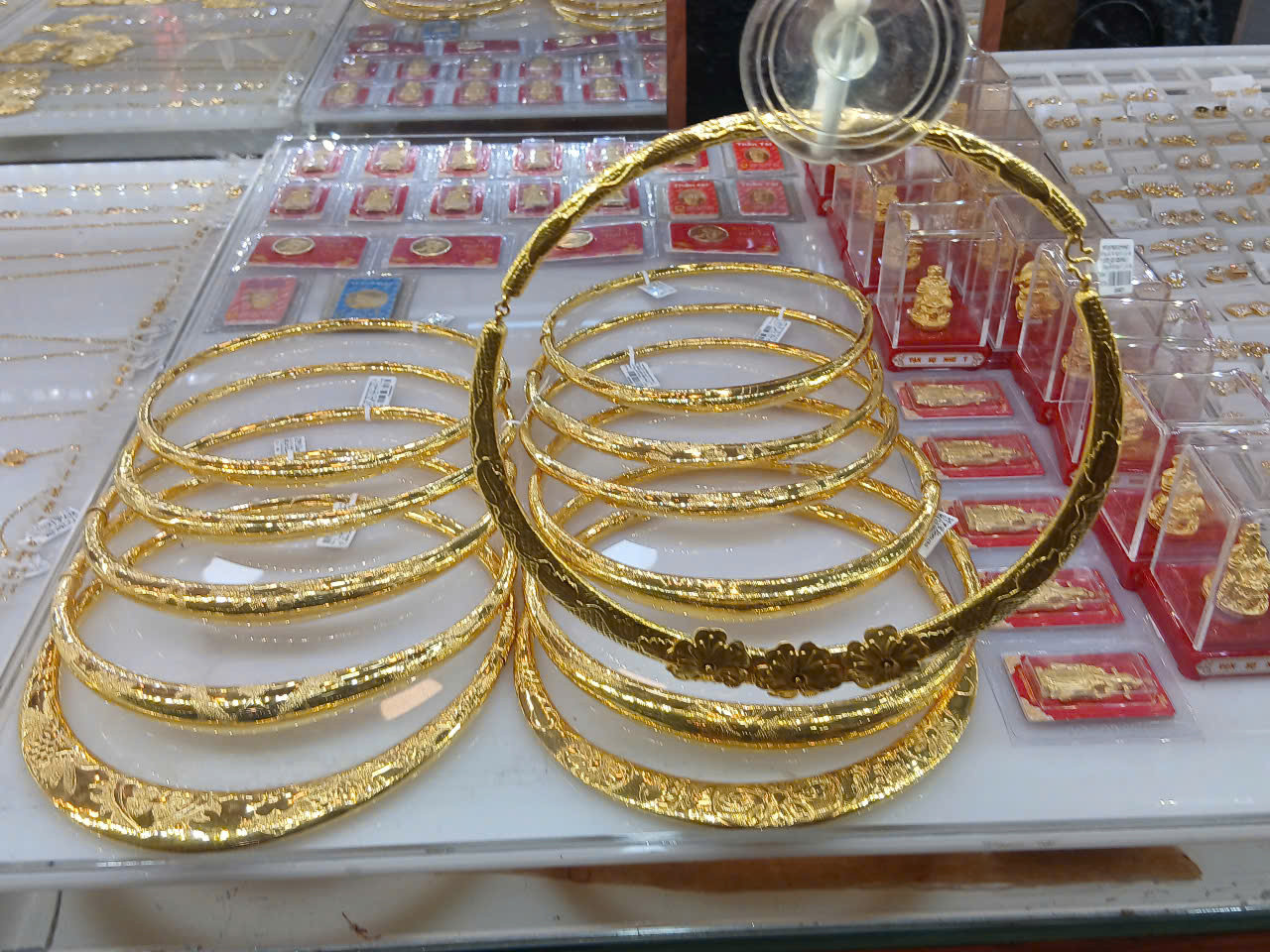 Từ ngày 9 - 2 , tịch thu vàng miếng không giấy phép tại Việt Nam - Ảnh 1.