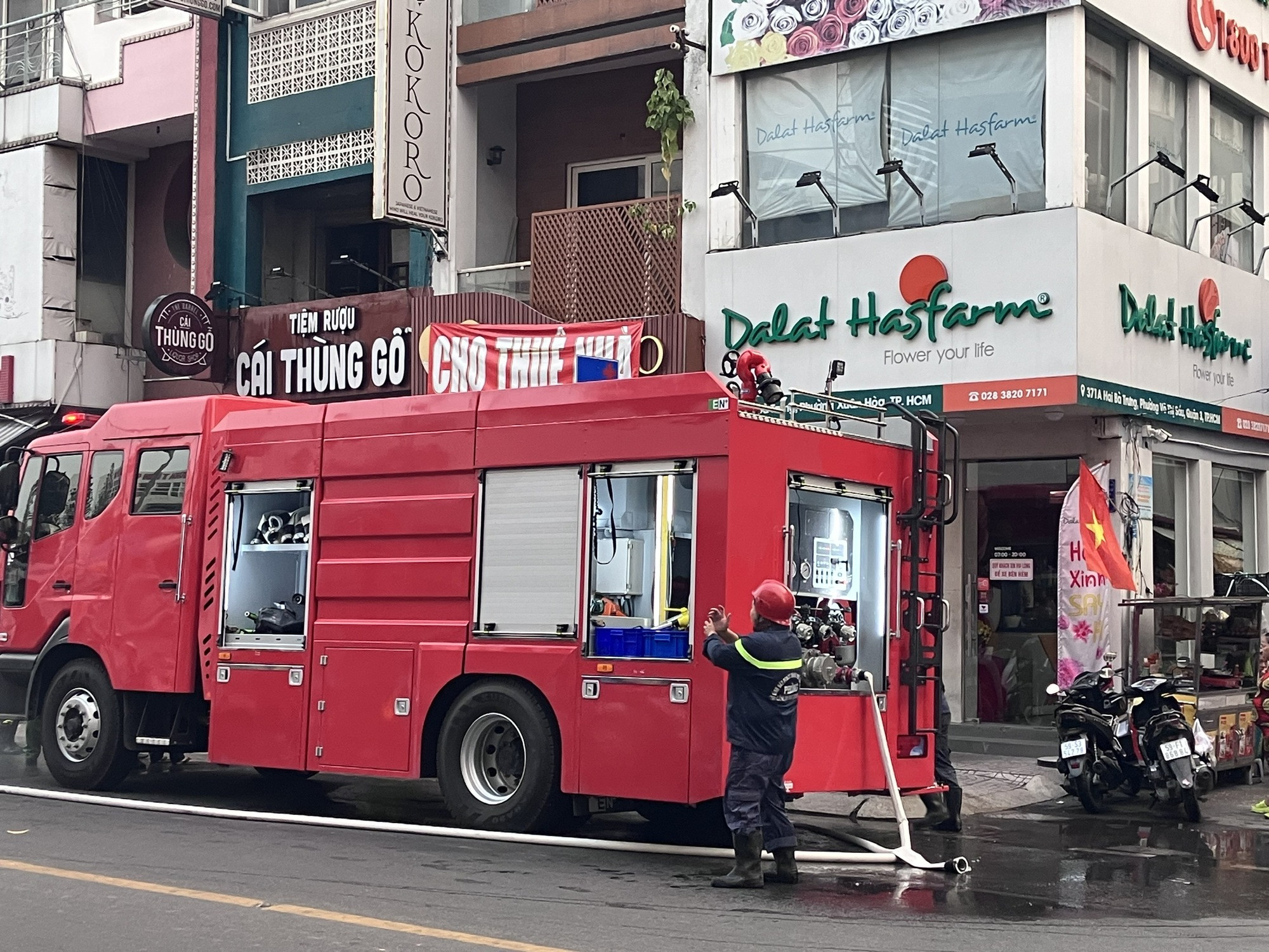 Cháy tiệm rượu ở trung tâm TPHCM vào giờ tan tầm - Ảnh 2.